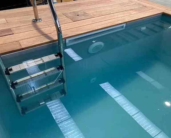 31.png Een zeecontainer is omgebouwd tot een zwembad van 6 meter.