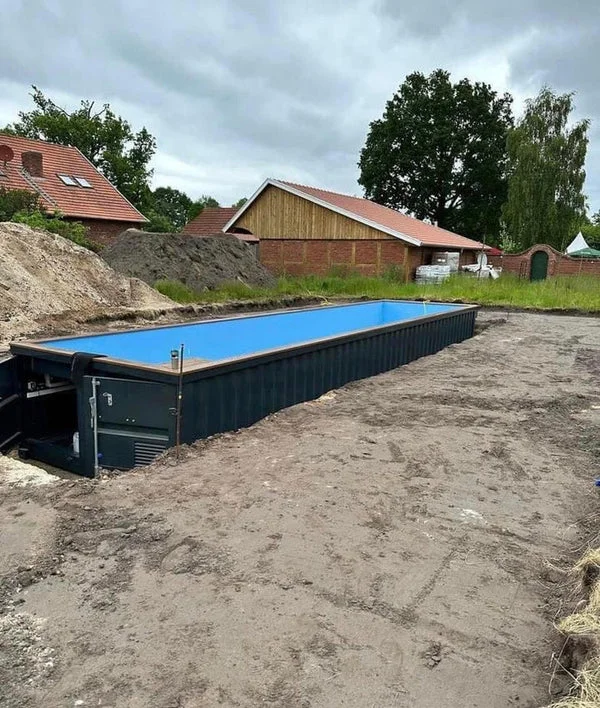 Een zeecontainer is omgebouwd tot een zwembad van 12 meter.