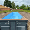 Een zeecontainer is omgebouwd tot een zwembad van 12 meter.
