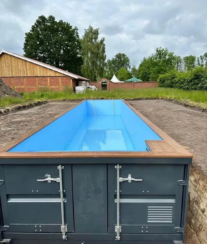 344.png Een zeecontainer is omgebouwd tot een zwembad van 12 meter.