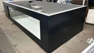 39.png Zwembad van polypropyleen met afmetingen van 6,5 m x 2,5 m en een raam van 4 m breed.