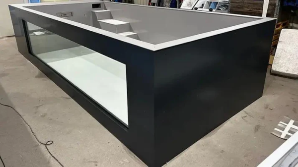39.png Zwembad van polypropyleen met afmetingen van 6,5 m x 2,5 m en een raam van 4 m breed.