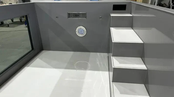 399.png Zwembad van polypropyleen met afmetingen van 6,5 m x 2,5 m en een raam van 4 m breed.