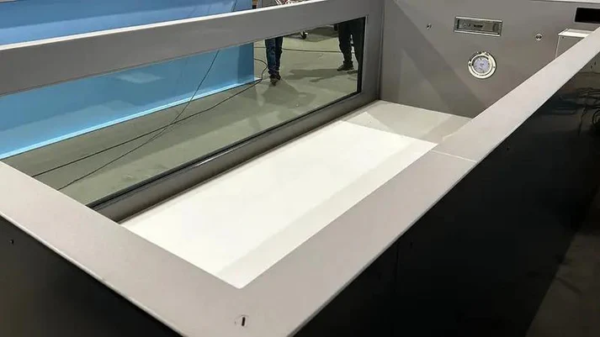 3999-1.png Zwembad van polypropyleen met afmetingen van 6,5 m x 2,5 m en een raam van 4 m breed.