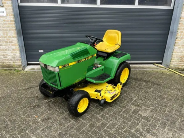 Foto-1-1.png John Deere 320 zitmaaier