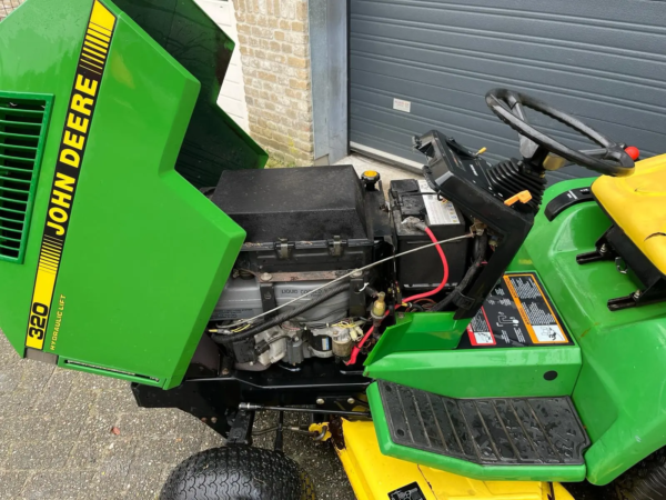 Foto-2-1.png John Deere 320 zitmaaier