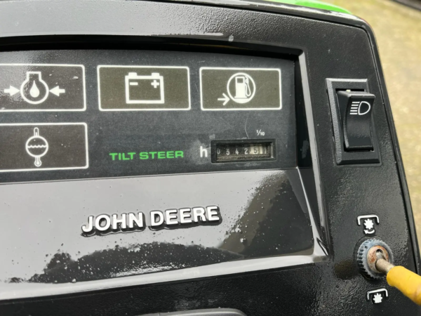 Foto-3-1.png John Deere 320 zitmaaier
