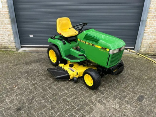 Foto-5.png John Deere 320 zitmaaier