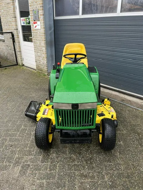 Foto-7.png John Deere 320 zitmaaier